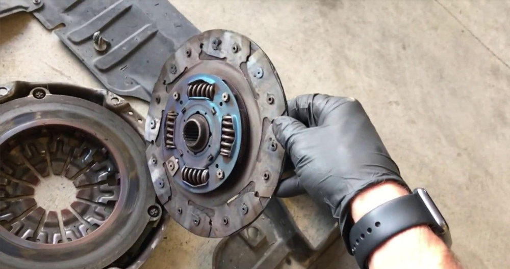 زمان تعویض صفحه کلاچ خودرو و علائم خرابی آن